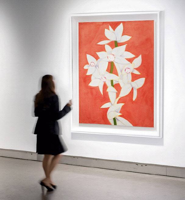 알렉스 카츠의 ‘Cymbidium Yellow on Red’(2020). (사진=아티피오)