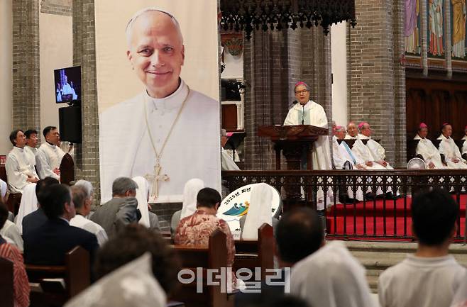 16일 서울 중구 명동성당에서 열린 레오 14세 교황 선출 감사 미사에서 이용훈 주교가 미사를 집전하고 있다.(사진=김태형 기자)