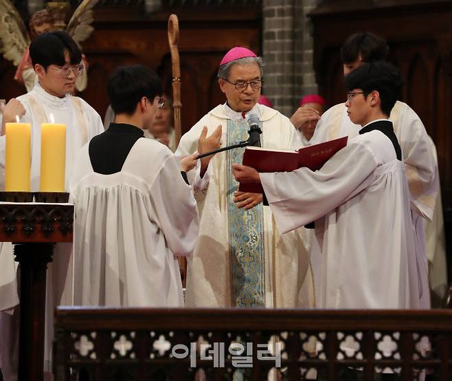 16일 서울 중구 명동성당에서 열린 레오 14세 교황 선출 감사 미사에서 이용훈 주교가 미사를 집전하고 있다.(사진=김태형 기자)