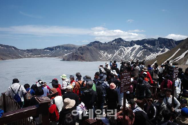 지난 12일 백두산 천지 서파지역이 관광객들로 붐비고 있다.