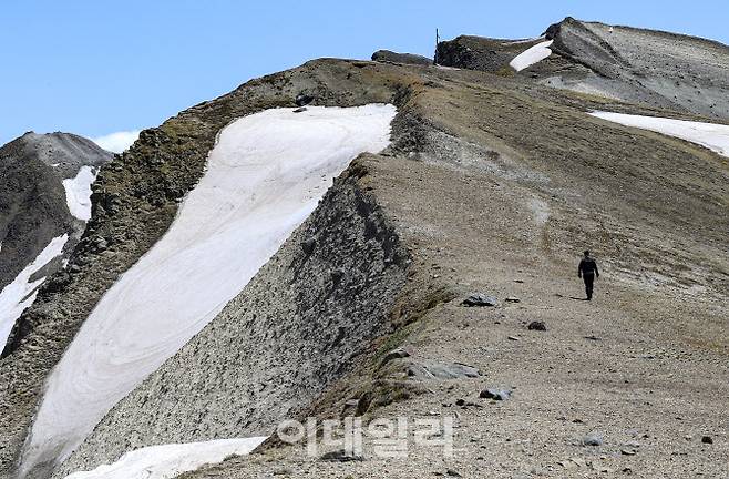 지난 12일 백두산 서파지역이 얼어있다.