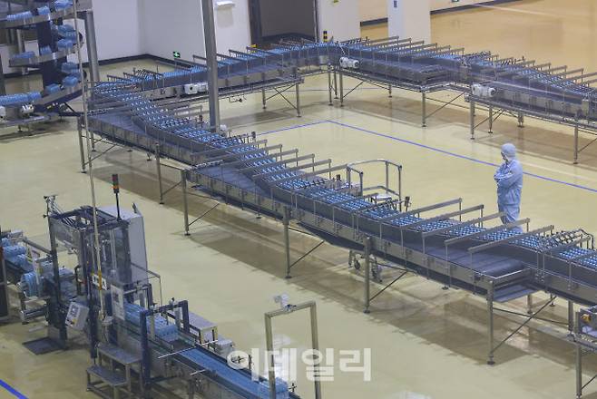 지난 11일 중국 지린성 연변조선족자치주 이도백하 농심 백산수 공장에서 직원들이 작업하고 있다.