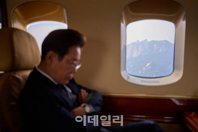 이재명 대통령이 지난 13일 전용 헬기에 탑승해 생각에 잠겨 있다.(사진=뉴스1)