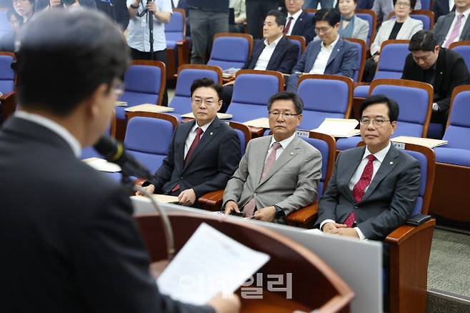 [이데일리 노진환 기자] 국민의힘 원내대표 선거에 출마한 송언석(오른쪽부터), 이헌승, 김성원 의원이 16일 서울 여의도 국회에서 열린 원내대표 선출을 위한 의원총회에서 권성동 원내대표의 모두발언을 듣고 있다.