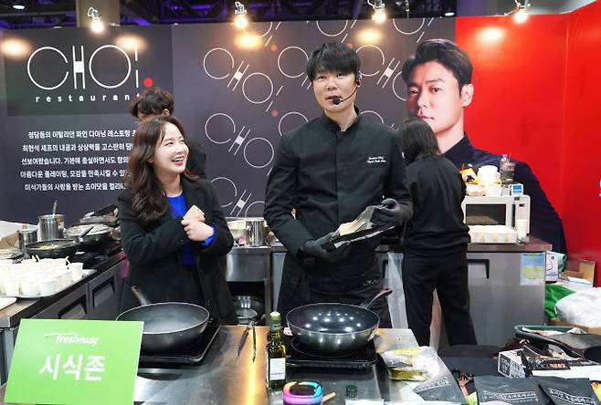 지난해 12월 열린 ‘컬리푸드페스타 2024’ 프레시지 부스에서 시식회를 진행중인 최현석 셰프. (사진=프레시지)