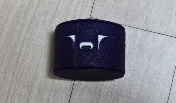 - 케이스를 착용해도 충전이 가능하다