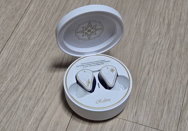 - 로빈의 시그니처 문양과 이름이 새겨져 있다