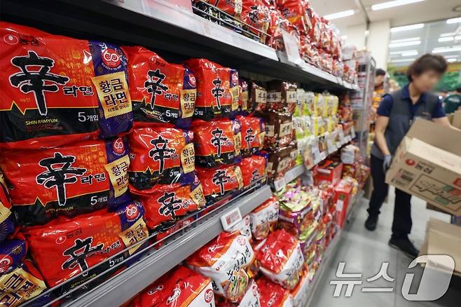 서울의 한 대형마트에서 직원이 라면을 정리하고 있다. 2025.6.8/뉴스1 ⓒ News1 민경석 기자