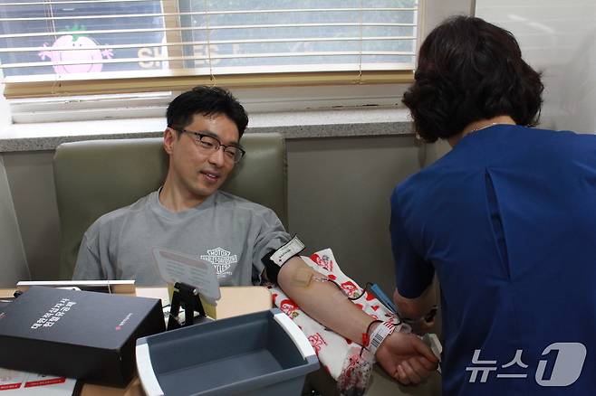 119번째 헌혈을 하고 있는 황정택 소방위. 2025.6.15/뉴스1 신준수 기자