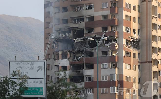 이스라엘 공습에 파괴된 이란 테헤란 건물의 모습. 2025.6.13./뉴스1 ⓒ 로이터=뉴스1