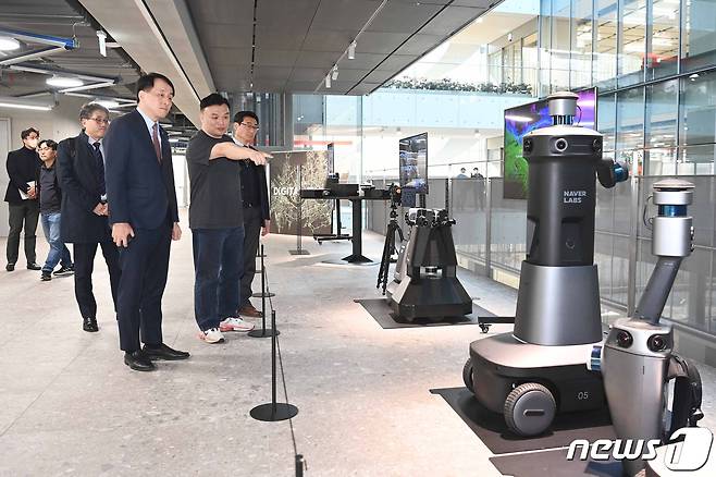 장영진 산업통상자원부 1차관이 21일 오후 경기 성남시 분당구 네이버 1784를 방문해 석상옥 네이버랩스 대표와 함께 로봇 장비 등을 둘러보고 있다.(산업통상자원부 제공) 2023.2.21/뉴스1 ⓒ News1 민경석 기자