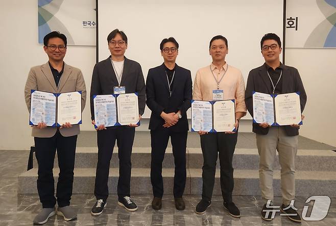 2025 제1차 한국수의재활학회 학술대회에서 치료 사례를 발표한 강사들이 최춘기 회장(가운데)으로부터 감사패를 받고 기념 사진을 찍고 있다. ⓒ 뉴스1 한송아 기자