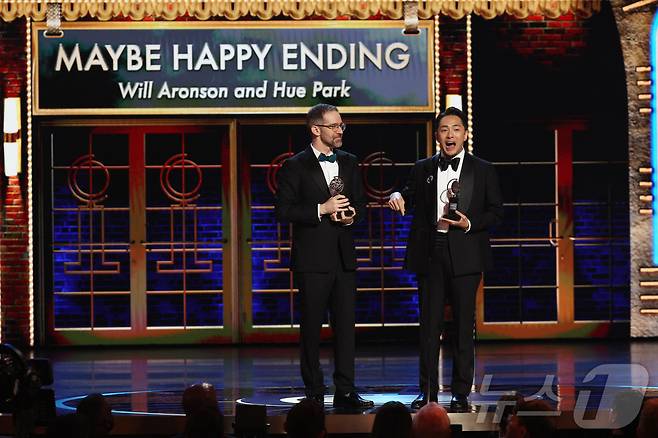 제78회 토니상 시상식에서 '어쩌면 해피엔딩'으로 뮤지컬 각본상(Best book of a Musical)을 받은 윌 애런슨(왼쪽)과 박천휴. ⓒ 로이터=뉴스1 ⓒ News1 정수영 기자
