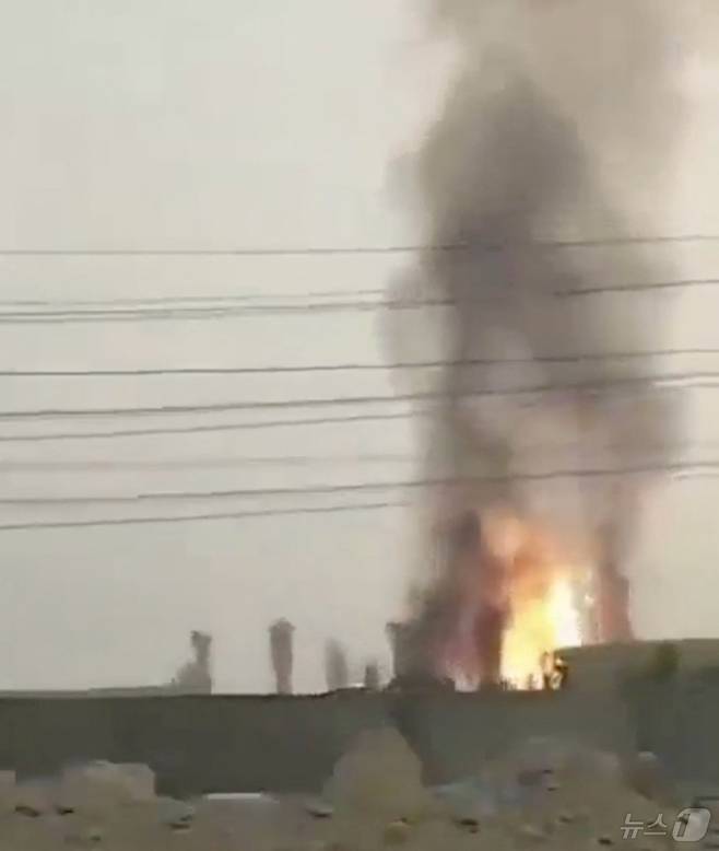 2025년 6월 14일 이란 남부 해안 부셰르주 톤박에 있는 사우스 파르스 가스전에서 화재가 발생하고 있는 사진.ⓒ 로이터=뉴스1