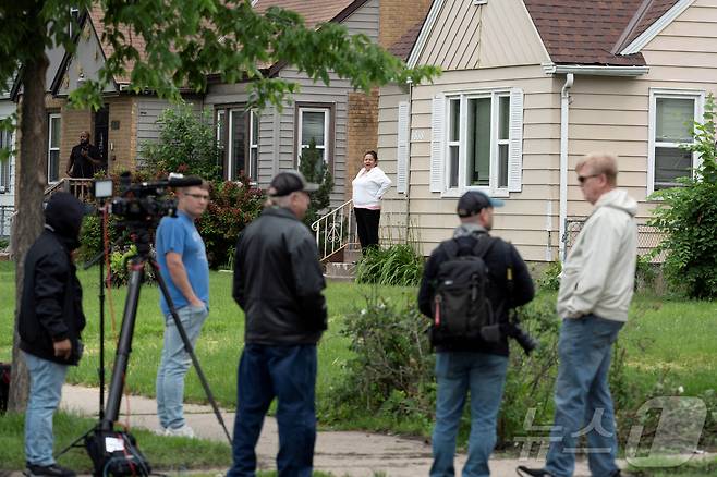 14일(현지시간) 미국 미네소타주 미니애폴리스에서 민주당 주 하원의원 멀리사 홀트먼과 그녀의 남편 마크가 총격으로 사망한 사건이 발생한 가운데 용의자인 밴스 볼터(57세) 거주지 인근에 취재진이 모여 있다. 2025.06.14 ⓒ 로이터=뉴스1 ⓒ News1 류정민 특파원