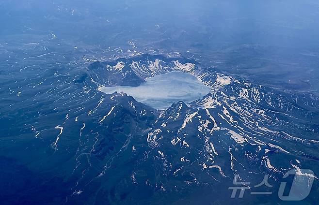 지난 13일(현지시간) 오전 연길공항에서 인천공항으로 가는 비행기 탑승 중 창가에서 바라본 백두산의 모습. (공동취재) 2025.6.15/뉴스1 ⓒ News1 황기선 기자