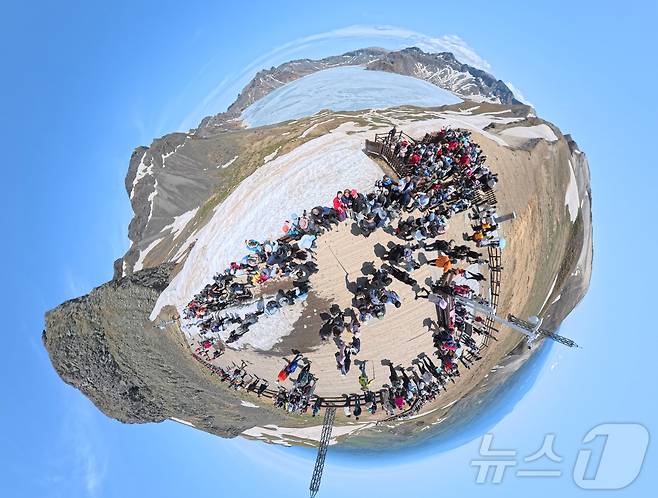 12일(현지시간) 중국 지린성 연변 조선족 자치주 백두산 서파에서 관광객들이 천지를 살펴보고 있다. (공동취재) 2025.6.16/뉴스1 ⓒ News1 황기선 기자