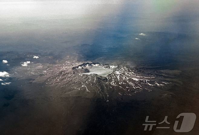 지난 13일(현지시간) 오전 연길공항에서 인천공항으로 가는 비행기 탑승 중 창가에서 바라본 백두산의 모습. (공동취재) 2025.6.15/뉴스1 ⓒ News1 황기선 기자