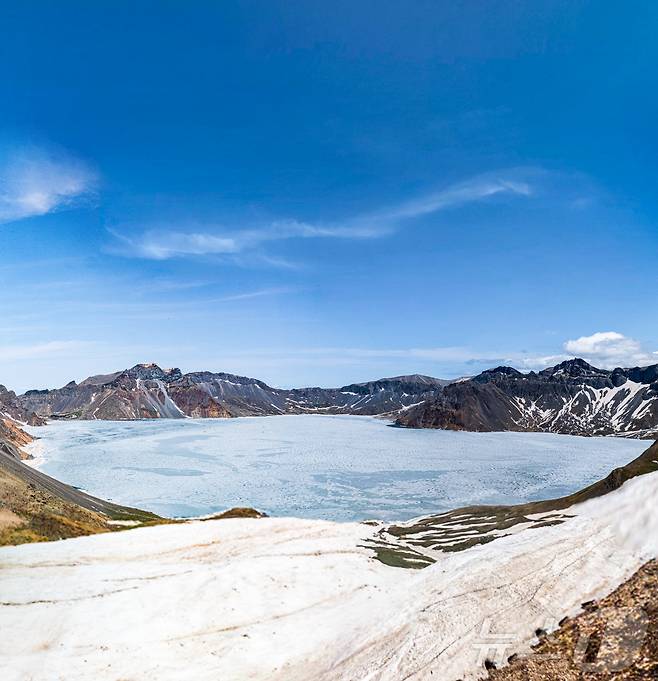 지난 12일(현지시간) 오전 중국 지린성 연변 조선족 자치주 백두산 서파에서 바라본 천지가 얼어있다. (공동취재) 2025.6.15/뉴스1 ⓒ News1 황기선 기자
