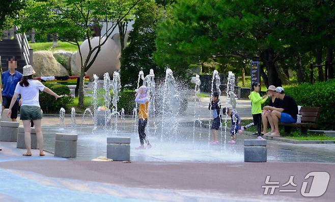 용인농촌테마파크 바닥분수 모습.(용인시농업기술센터 제공)