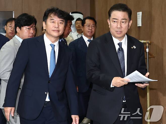 김병기 더불어민주당 신임 원내대표가 15일 오전 서울 여의도 국회 소통관에서 원내대표단 인선발표를 하기 위해 원내대표단과 입장하고 있다. 왼쪽은 문진석 운영수석. 2025.6.15/뉴스1 ⓒ News1 김민지 기자