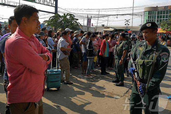 캄보디아 경찰이 태국으로 국경을 넘으려는 사람들을 검문하고 있다. 2019.11.09. ⓒ AFP=뉴스1 ⓒ News1 이창규 기자