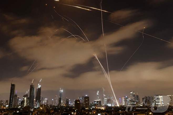 15일(현지시간) 이스라엘 방공 시스템이 텔아비브 상공에서 이란 미사일을 요격하고 있다. ⓒ AFP=뉴스1