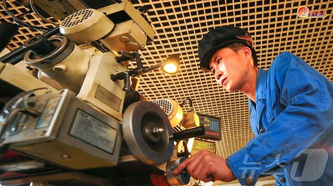 (평양 노동신문=뉴스1) = 북한 노동당 기관지 노동신문은 16일 "순결한 양심을 바쳐 많은 일을 책임적으로 해야 한다＂라고 주민들을 다그쳤다. [국내에서만 사용가능. 재배포 금지. DB 금지. For Use Only in the Republic of Korea. Redistribution Prohibited] rodongphoto@news1.kr