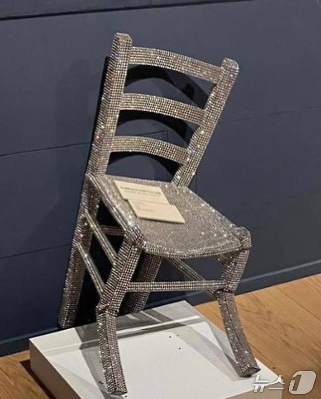 이탈리아 베로나의 팔라쪼 마페이 미술관을 방문한 관광객들이 인증샷을 촬영하다 '반 고흐 의자'를 파손했다. (출처=엑스 갈무리) 2025.6.16./뉴스1