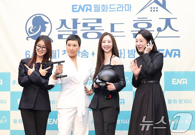 배우 이시영(왼쪽부터)과 정영주, 김다솜, 남기애가 16일 오전 서울 마포구 상암동 스탠포드호텔에서 열린 ENA 월화드라마 '살롱 드 홈즈' 제작발표회에 참석해 포즈를 취하고 있다. ‘살롱 드 홈즈’는 광선주공아파트를 배경으로 추리력 만렙, 전직 에이스 형사와 보험왕, 그리고 알바의 여왕까지 우리 단지 해결사로 뭉친 여성 4인방이 아파트 빌런을 응징하는 코믹 워맨스 활극이다. 2025.6.16/뉴스1 ⓒ News1 권현진 기자