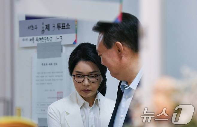 윤석열 전 대통령과 김건희 여사가 3일 서울 서초구 원명초등학교에 마련된 서초구 제3투표소에서 투표를 하기 위해 줄을 서 있다. (공동취재) 2025.6.3/뉴스1 ⓒ News1 김명섭 기자