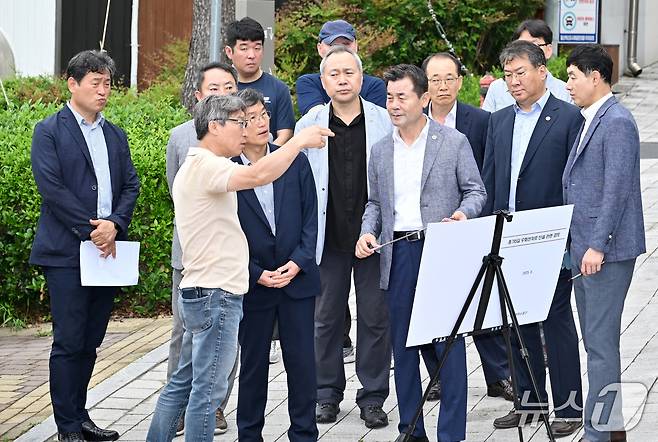 김영길 중구청장과 천창수 울산교육감 등 관계자들이 울산 중구 종가5길 일원 도로를 살펴보고 있다. (중구 제공. 재판매 및 DB 금지) /뉴스1