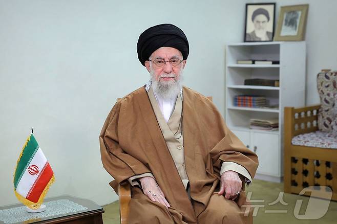 아야톨라 세예드 알리 하메네이 이란 최고 지도자가 20일(현지시간) 테헤란에서 페르시아 새해인 노루즈를 맞아 대국민 연설을 하고 있다. 2025.03.21 ⓒ AFP=뉴스1 ⓒ News1 우동명 기자