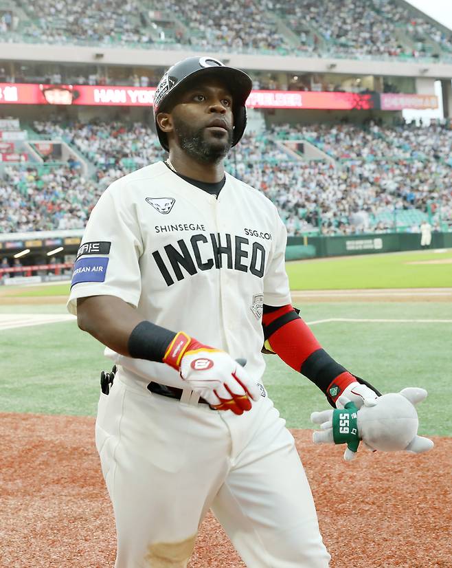 SSG 에레디아가 15일 인천SSG랜더스필드에서 열린 2025 KBO리그 롯데전에서 6회말 솔로포를 때린 후 세리머니를 하고 있다. 사진 | SSG 랜더스