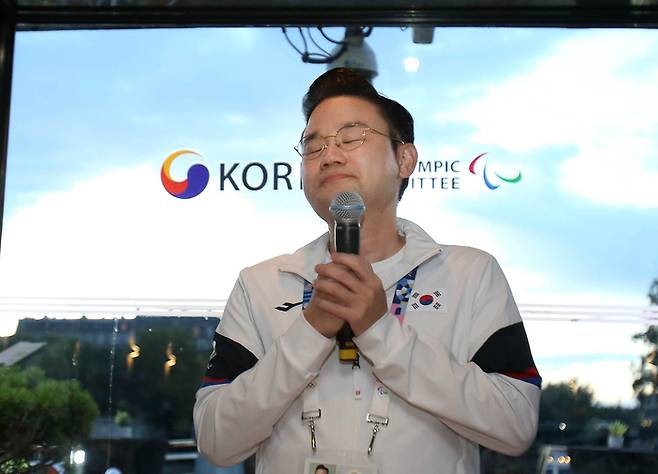 한국 선수단의 밤이 8일(한국시간) 프랑스 파리 8구 선착장에서 열렸다. 배동현 선수단장이 인사말을 하다 울컥한 듯 잠시 눈을 감고 있다. 사진 | 대한장애인체육회