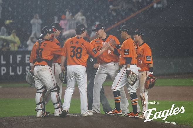 한화 선수단이 15일 대전 한화생명 볼파크에서 열린 2025 KBO리그 정규시즌 LG전 승리 후 하이파이브 하고 있다. 사진 | 한화 이글스