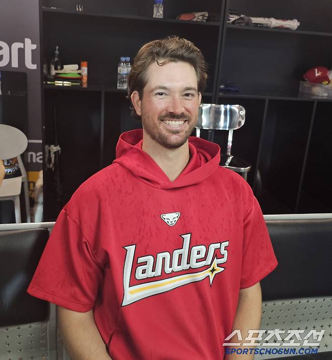 인터뷰에 임한 SSG 앤더슨. 김영록 기자