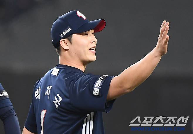 13일 대전 한화생명볼파크에서 열린 두산-한화전. 두산이 연장 11회 승부끝에 4대3으로 승리했다. 박치국이 하이파이브하고 있다. 대전=정재근 기자 cjg@sportschosun.com/2025..5.13/