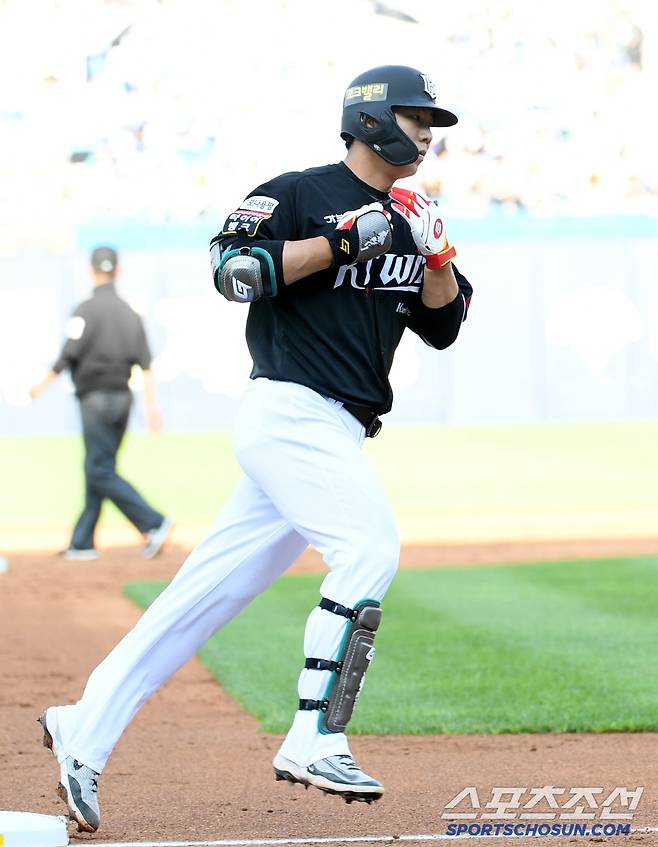 이정훈은 4번 타자로 출전한 첫 경기에서 투런포를 터뜨린 뒤 KT 위즈 유니폼을 잡고 환호했다.