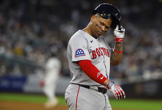 Boston Red Sox's Rafael Devers reacts on his way to first base after getting hit by a pitch during the sixth inning of a baseball game against the New York Yankees, Sunday, June 8, 2025, in New York. (AP Photo/Noah K. Murray)







<저작권자(c) 연합뉴스, 무단 전재-재배포, AI 학습 및 활용 금지>