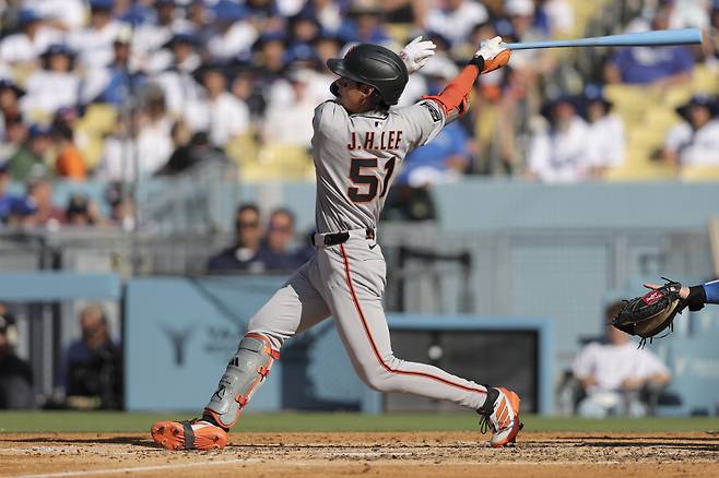샌프란시스코 자이언츠 이정후가 16일(한국시각) 다저스타디움에서 열린 LA 다저스와의 원정경기에서 1-2로 뒤진 4회초 우익선상 역전 3루타를 터뜨리고 있다. AP연합뉴스