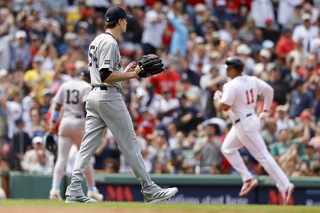 보스턴 레드삭스 라파엘 데버스가 16일(한국시각) 펜웨이파크에서 열린 뉴욕 양키스전에서 5회말 맥스 프리드로부터 솔로홈런을 터뜨린 뒤 베이스를 돌고 있다. AP연합뉴스