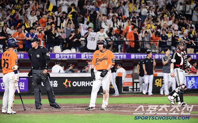 11회 2사 2루. 이재원의 안타 때 홈에서 아웃 당하고 허탈한 표정을 짓는 안치홍.