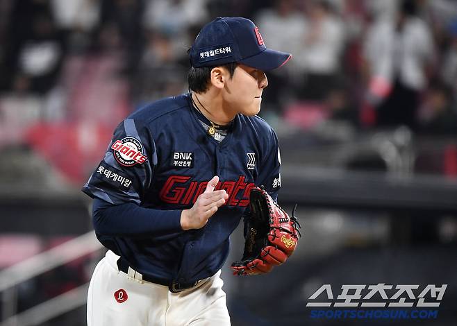 12일 수원 KT위즈파크에서 열린 롯데-KT전. 최준용이 8회를 무실점으로 막은 후 기뻐하고 있다. 수원=정재근 기자 cjg@sportschosun.com/2025.6.12/