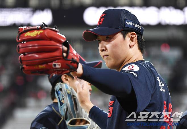 11일 수원 KT위즈파크에서 열린 롯데-KT전. 8회를 무실점으로 막은 최준용이 야수들을 맞이하고 있다. 수원=정재근 기자 cjg@sportschosun.com/2025.6.11/