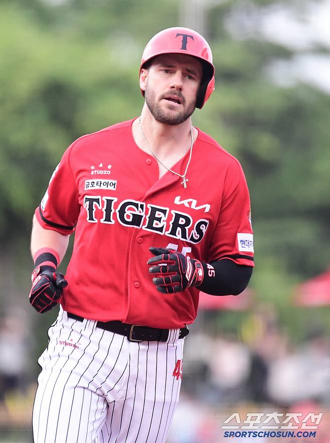 11일 광주 기아챔피언스필드에서 열린 KBO리그 KIA와 삼성의 경기. 2회 선제 솔로홈런을 날린 KIA 위즈덤. 광주=송정헌 기자songs@sportschosun.com/2025.06.11/