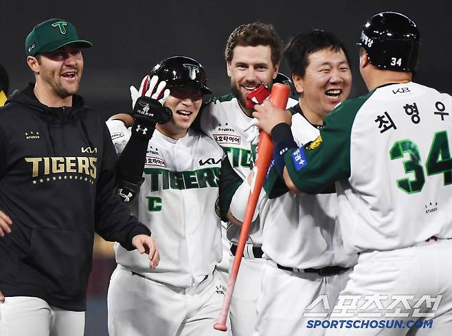 17일 광주 기아 챔피언스필드에서 열린 KT-KIA전. 9회말 2사 만루 나성범의 끝내기 적시타로 KIA가 5대4 역전승을 거뒀다. 나성범이 위즈덤, 네일 등 동료들과 함께 환호하고 있다. 광주=정재근 기자 cjg@sportschosun.com/2025.4.17/