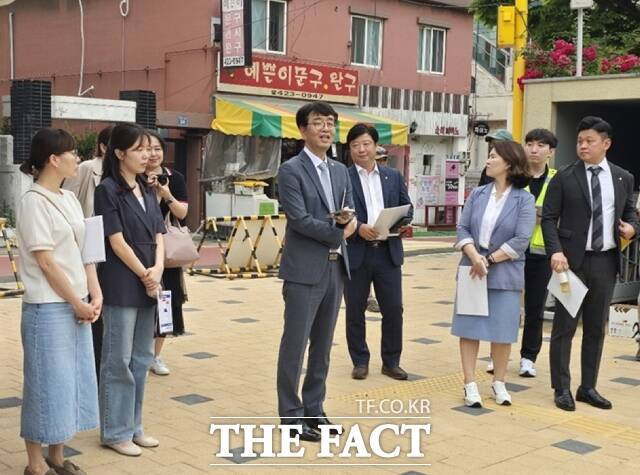 이오상 인천시의회 의원(가운데)이 최근 남동구 관내 3개 초등학교 통학로 현장을 찾아 교통안전 실태를 점검했다./인천시의회