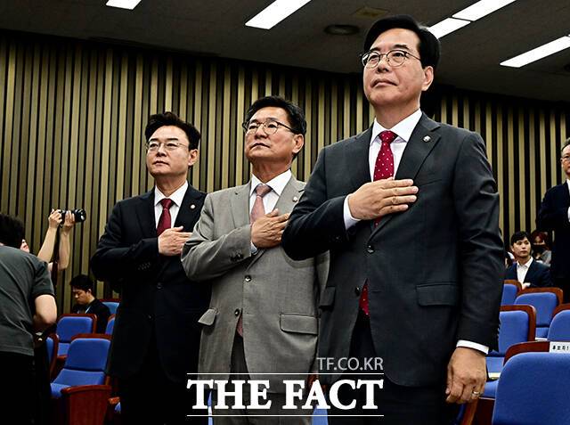 김성원, 이헌승, 송언석 국민의힘 원내대표 후보(왼쪽부터)가 16일 오후 서울 여의도 국회에서 열린 원내대표 선출 의원총회에 참석해 국기에 대한 경례를 하고 있다. /국회=배정한 기자