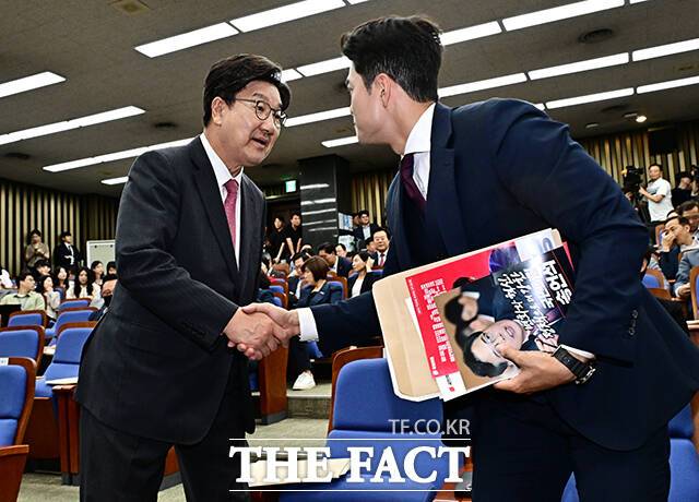 인사하는 권성동 원내대표와 김용태 비대위원장.